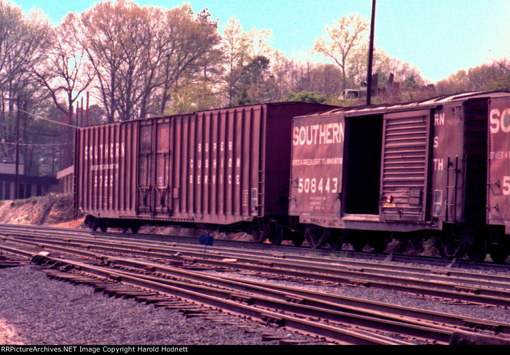 SOU 508443 & 9722 enter Glenwood Yard